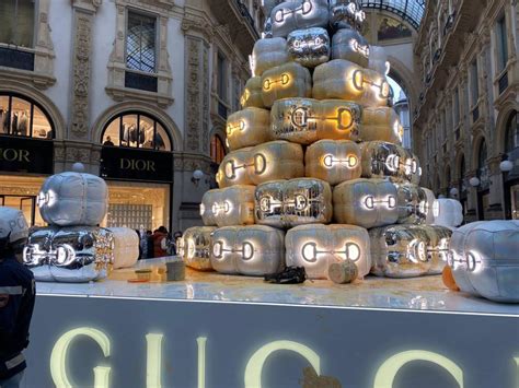 imbrattato l'albero di gucci|Ultima Generazione, blitz in Galleria a Milano: imbrattato l’albero .